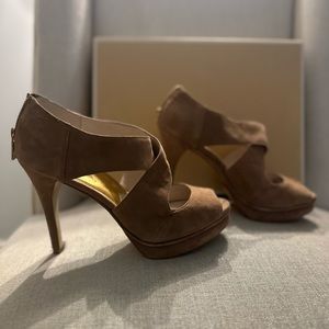 Michael Kors Elena Cross Strap Sandals size 8.5, tan suede (Dune)